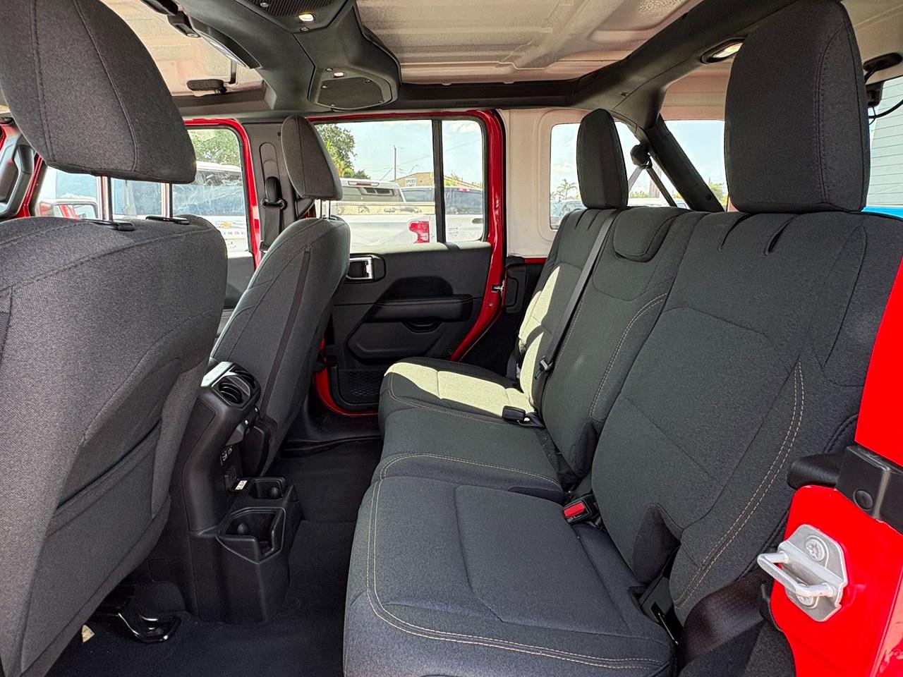 Jeep Wrangler Sahara 2025