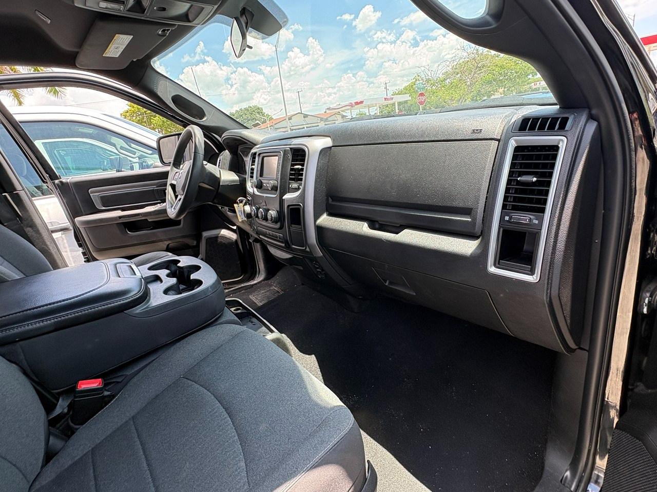 RAM 1500 Classic Tradesman Crew Cab SWB 4WD 2024
