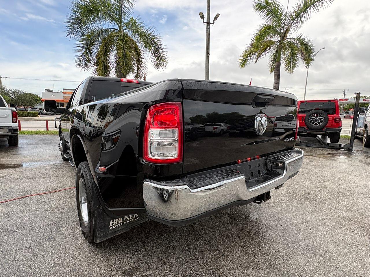 RAM 3500 Tradesman Crew Cab 4WD DRW 2024