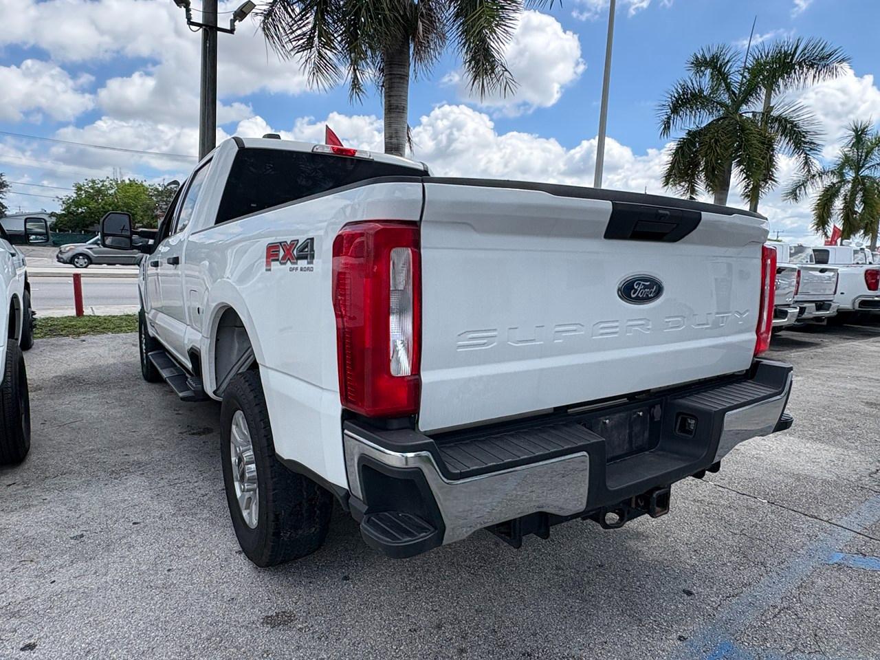Ford F-250 SD XL Crew Cab 4WD 2024