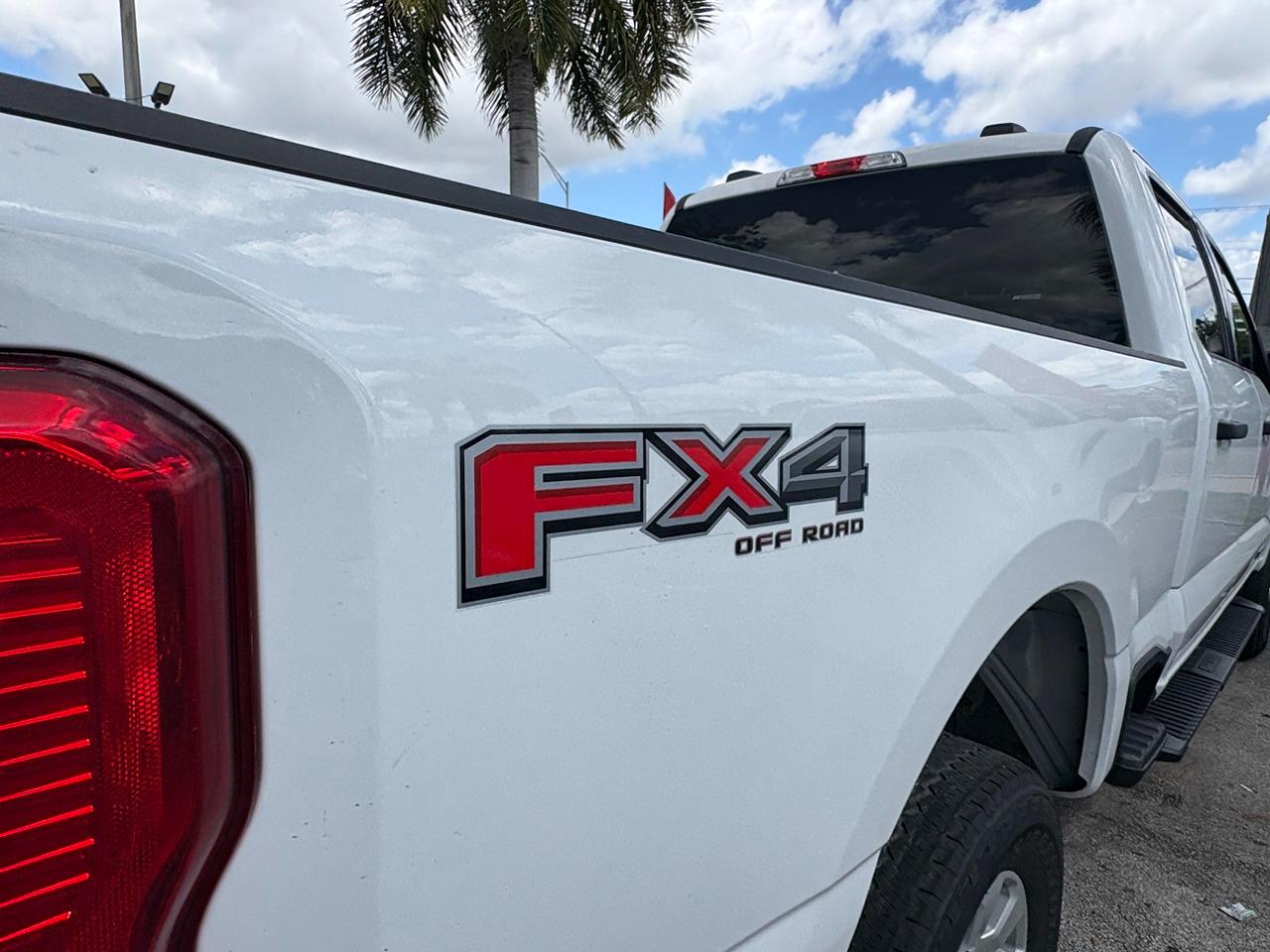 Ford F-250 SD XL Crew Cab 4WD 2024
