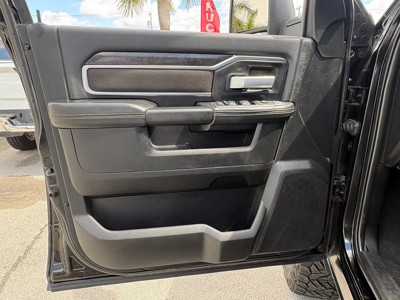 RAM 2500 Tradesman Crew Cab SWB 4WD 2024
