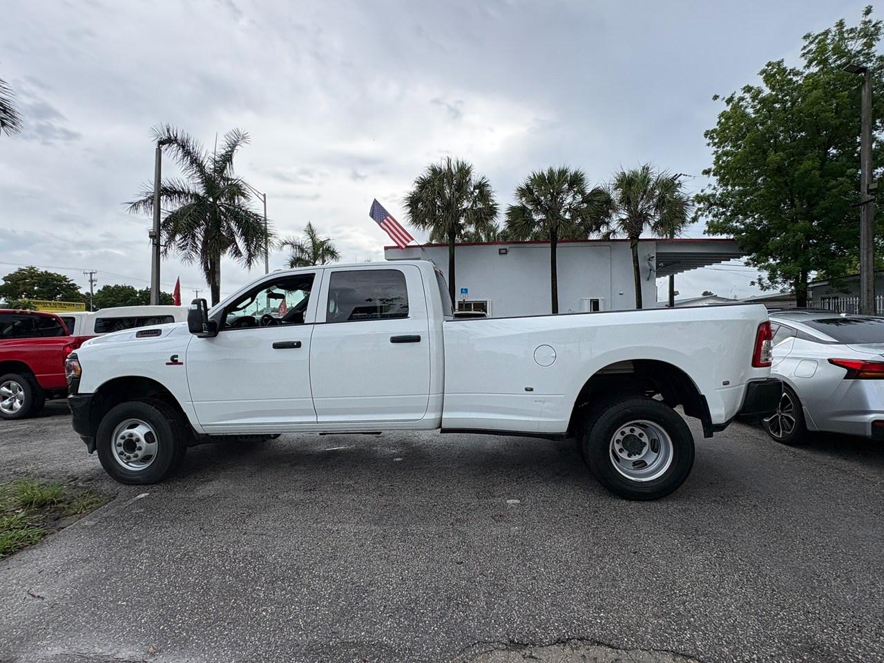 RAM 3500 Tradesman Crew Cab 4WD DRW 2024