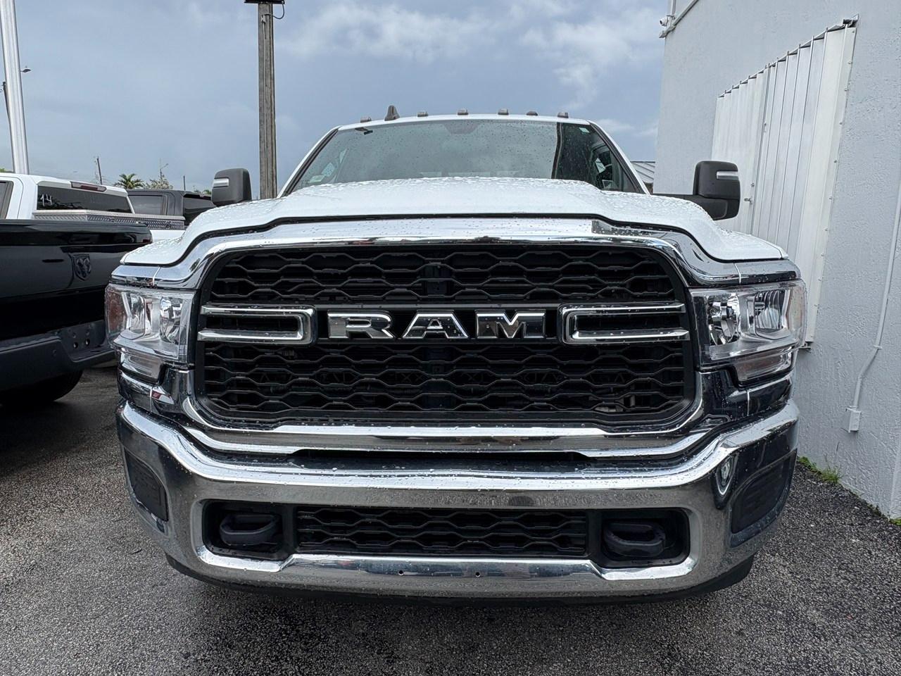 RAM 3500 Tradesman Crew Cab 4WD DRW 2024