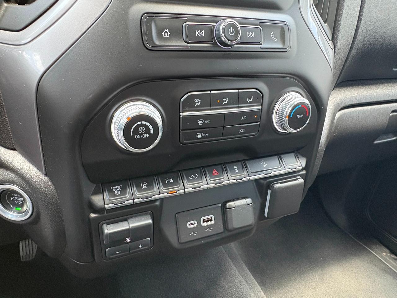 GMC Sierra 2500HD Pro Double Cab 4WD SB 2024