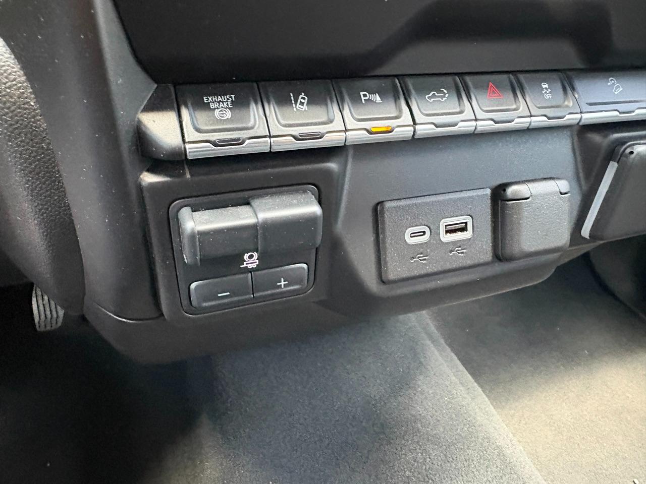 GMC Sierra 2500HD Pro Double Cab 4WD SB 2024
