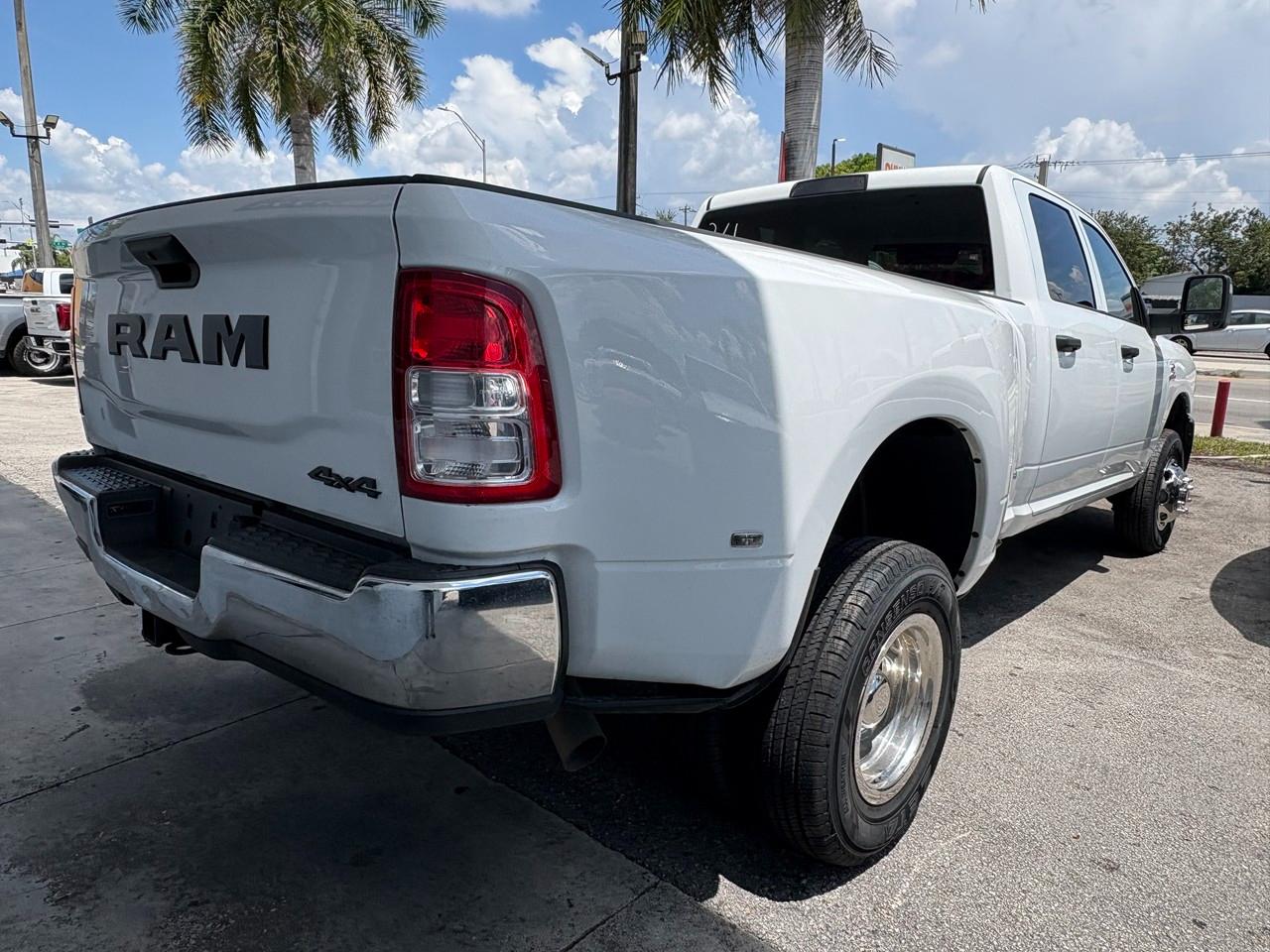 RAM 3500 Tradesman Crew Cab 4WD DRW 2024