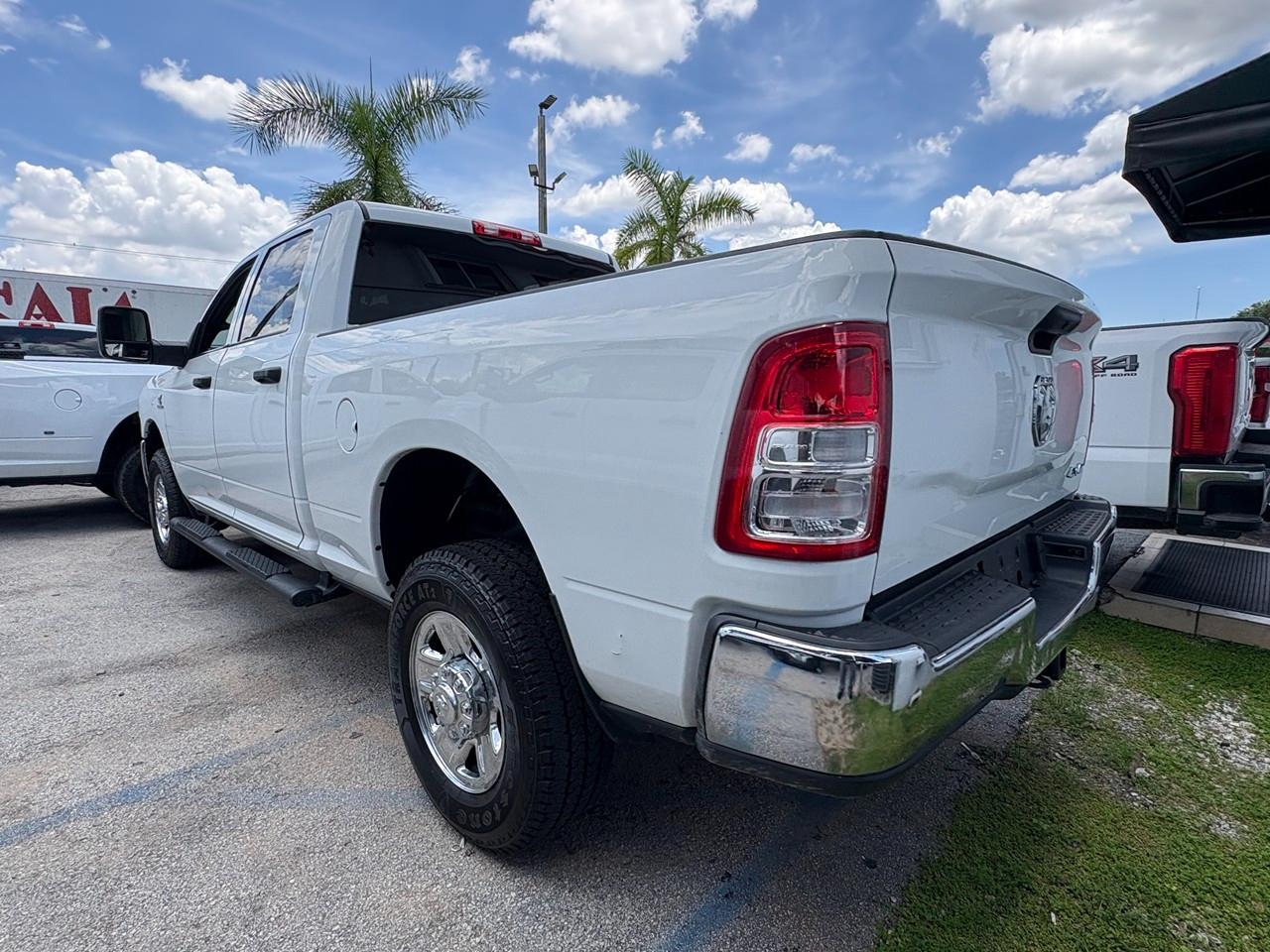 RAM 2500 Tradesman Crew Cab SWB 4WD 2024