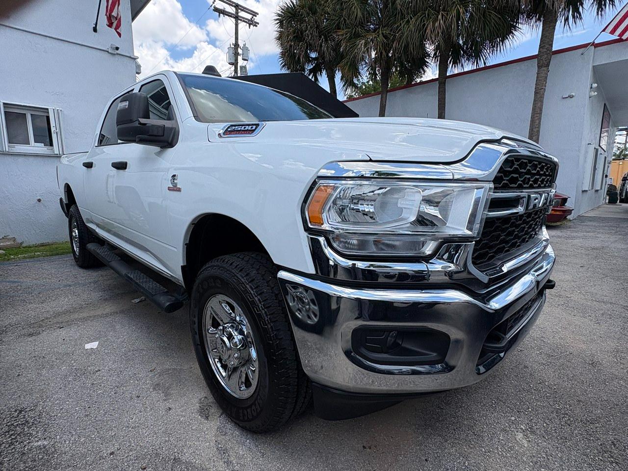 RAM 2500 Tradesman Crew Cab SWB 4WD 2024