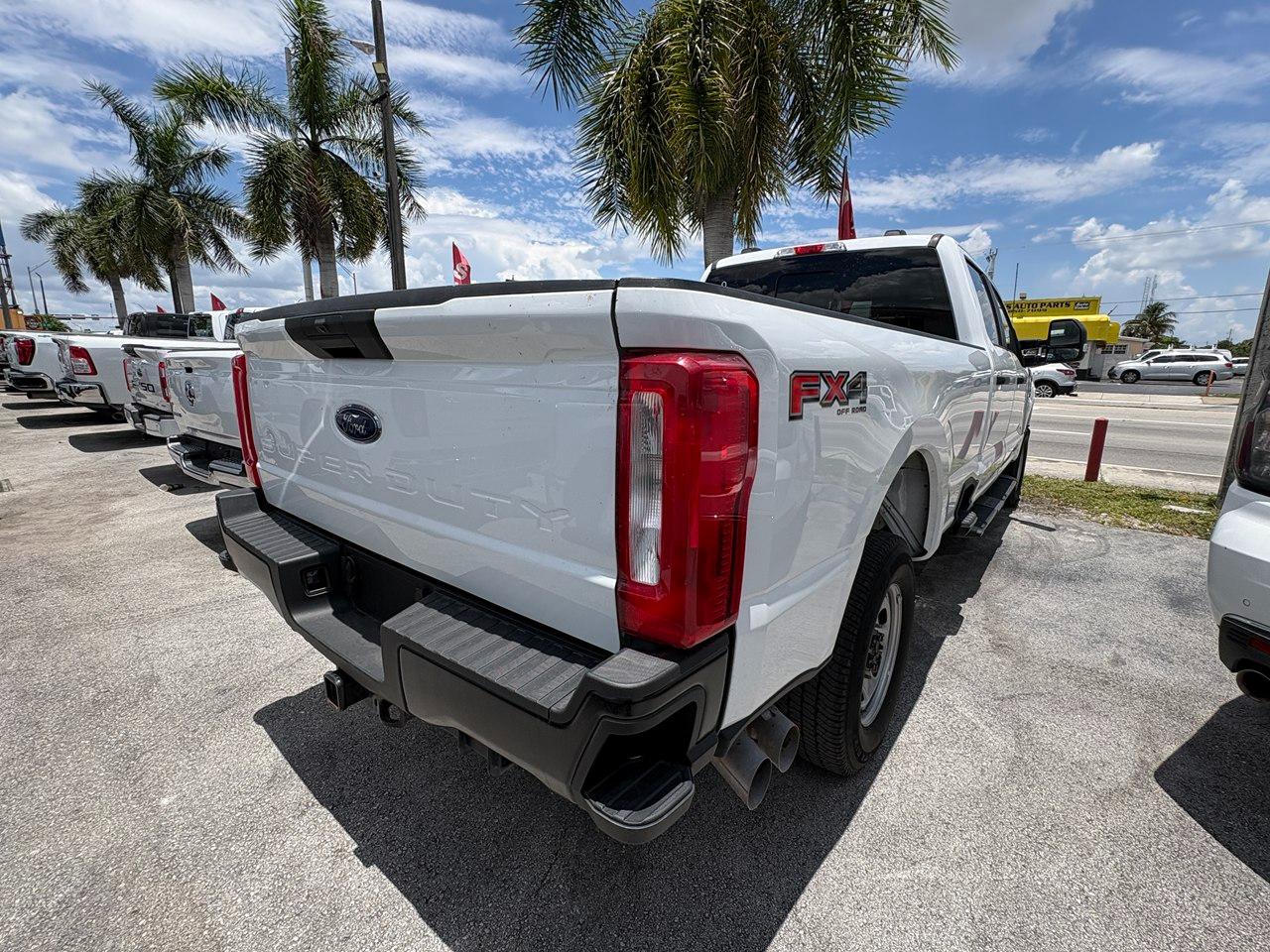 Ford F-250 SD XL Crew Cab 4WD 2023
