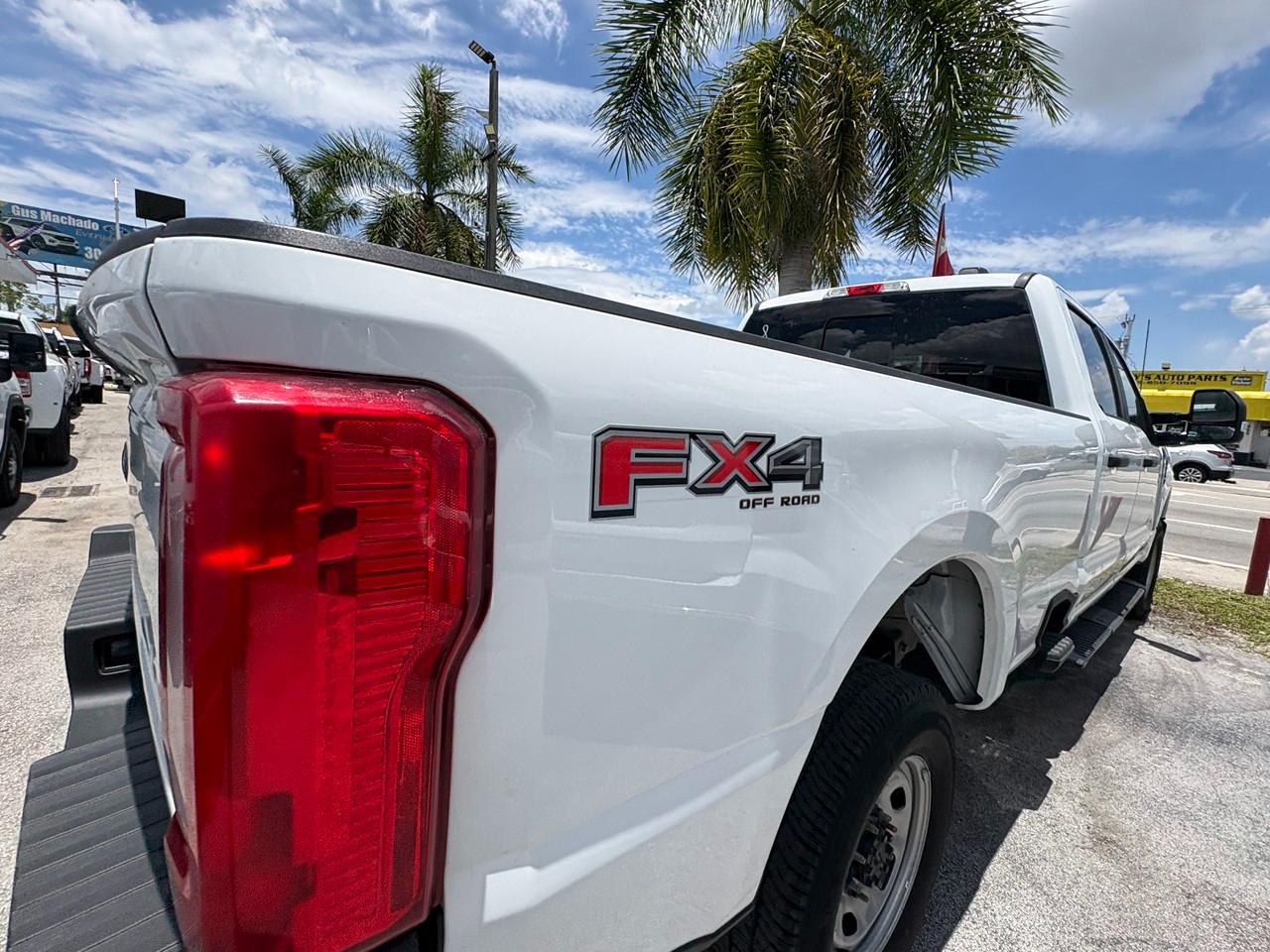 Ford F-250 SD XL Crew Cab 4WD 2023
