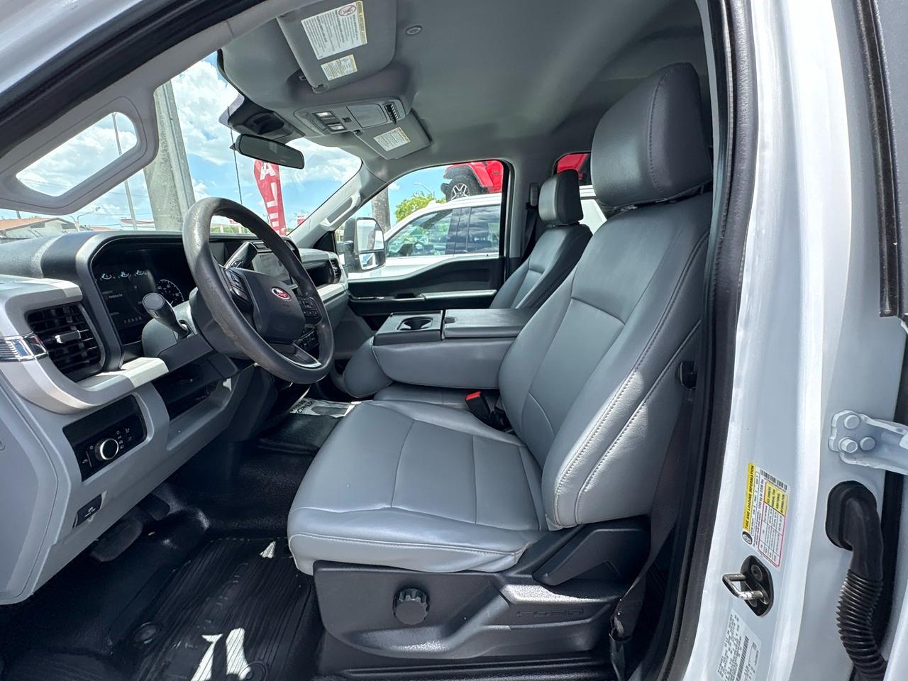 Ford F-250 SD XL Crew Cab 4WD 2023