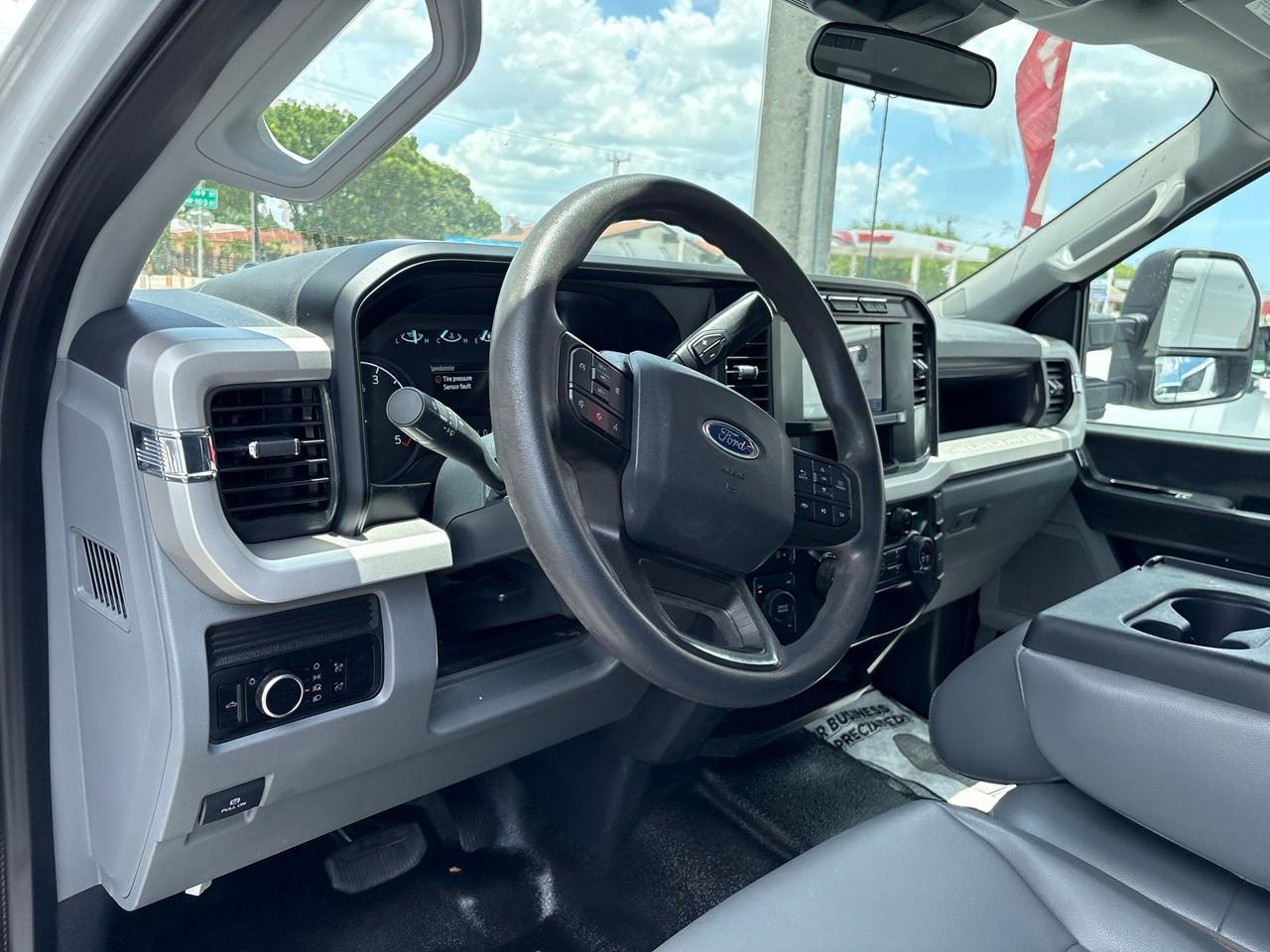Ford F-250 SD XL Crew Cab 4WD 2023