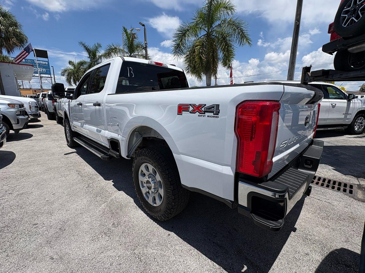 Ford F-250 SD XL Crew Cab 4WD 2024