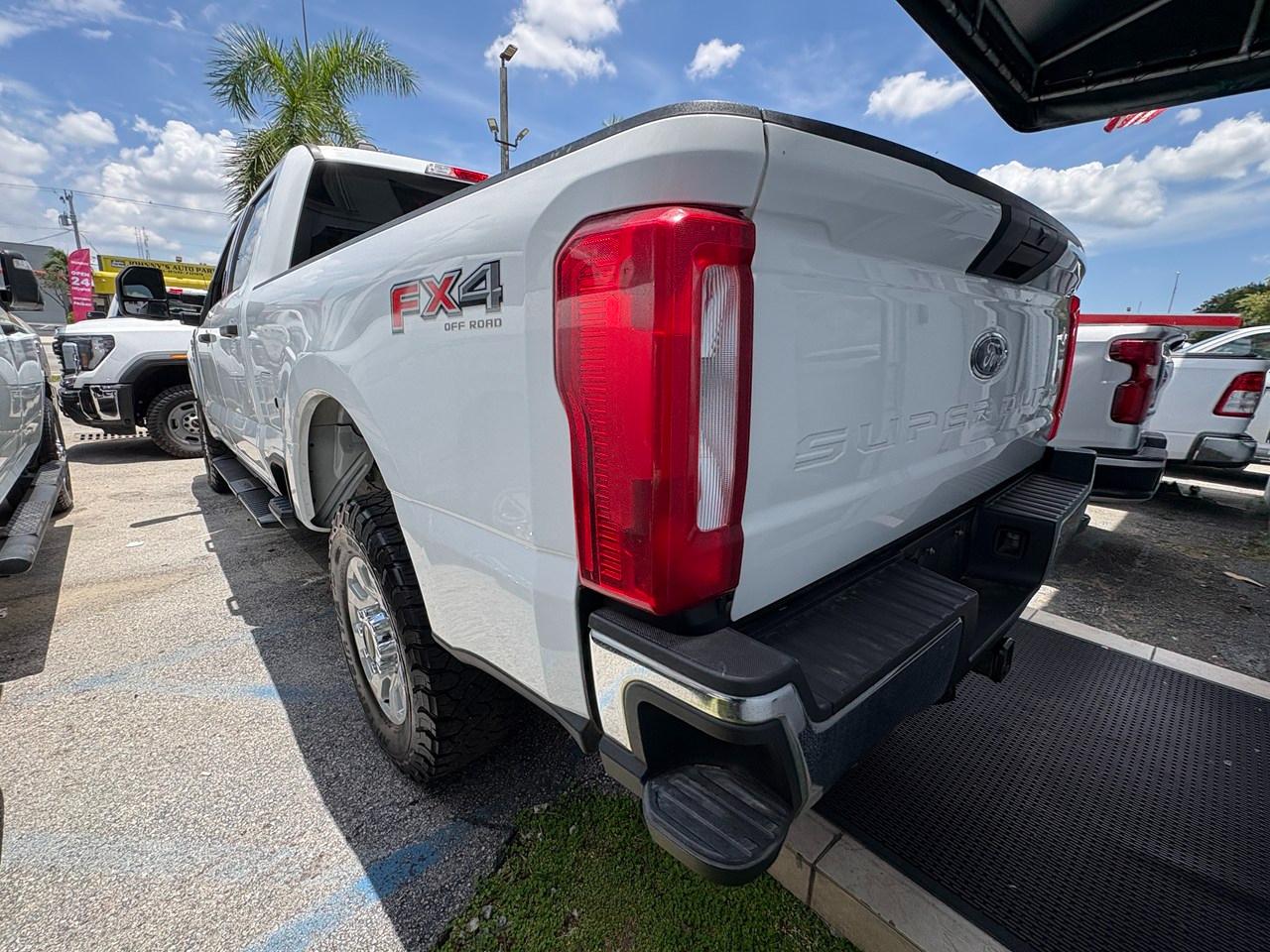 Ford F-250 SD XL Crew Cab 4WD 2024