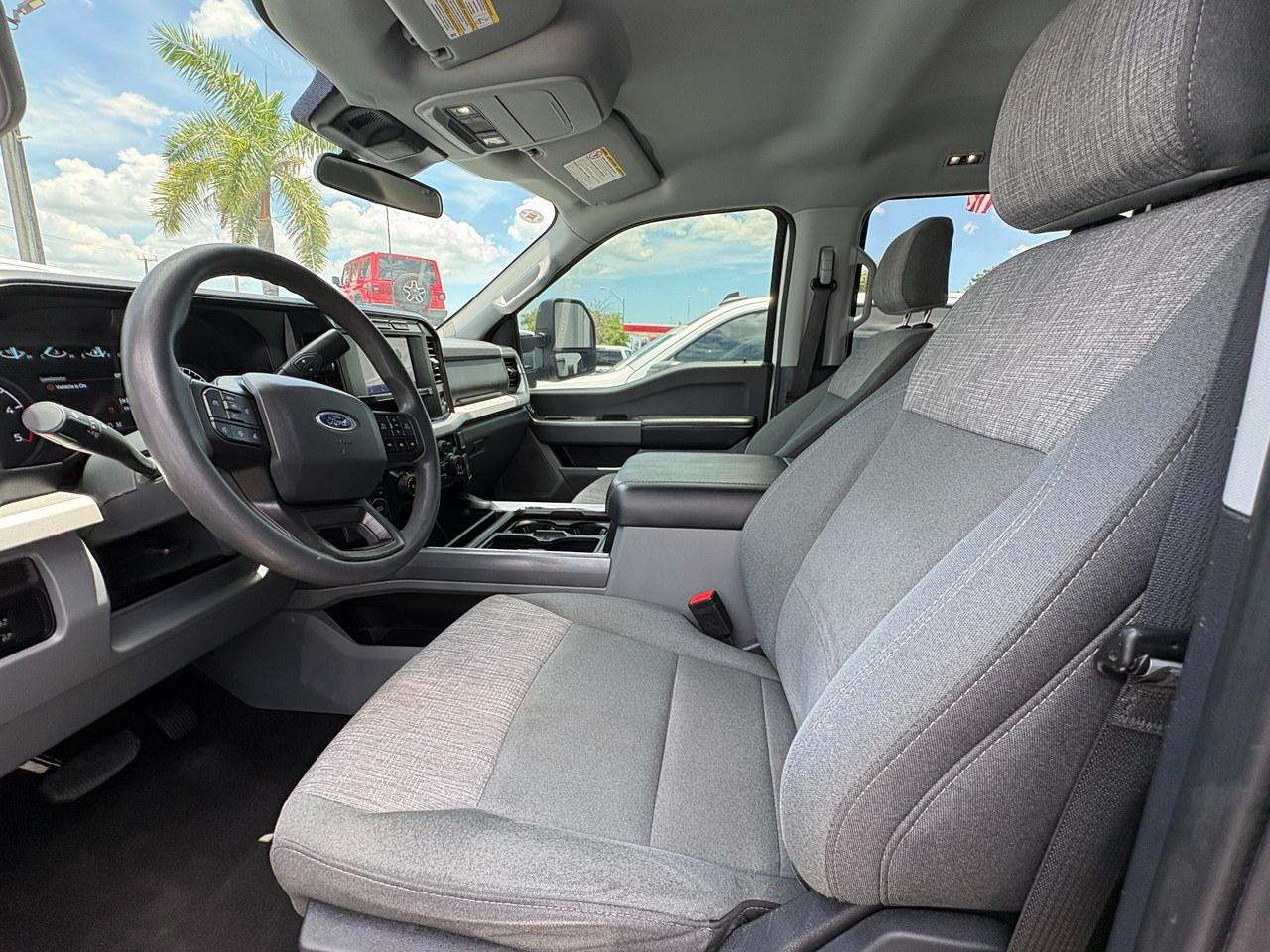Ford F-250 SD XL Crew Cab 4WD 2024