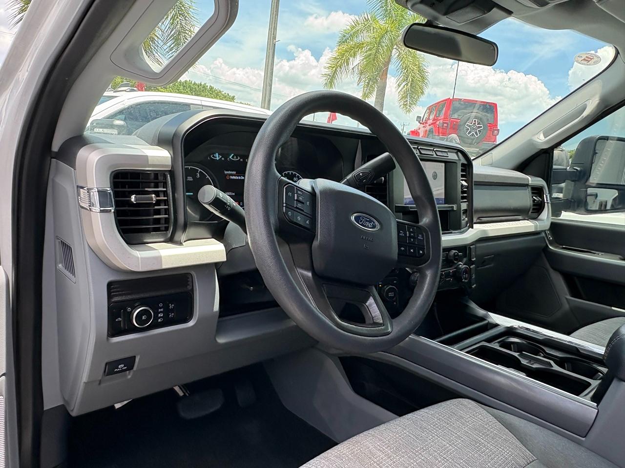 Ford F-250 SD XL Crew Cab 4WD 2024