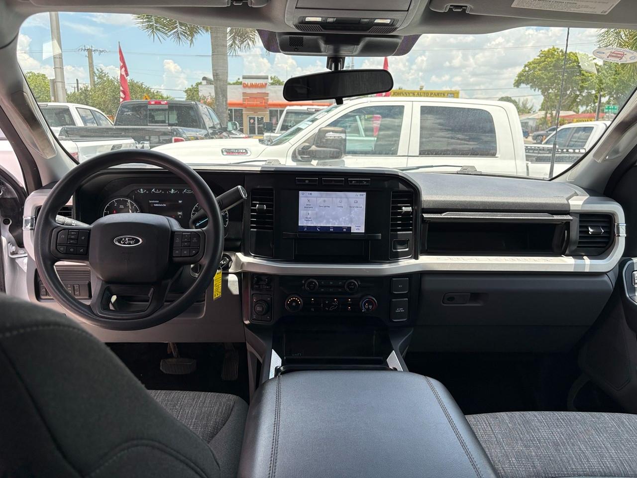 Ford F-250 SD XL Crew Cab 4WD 2024