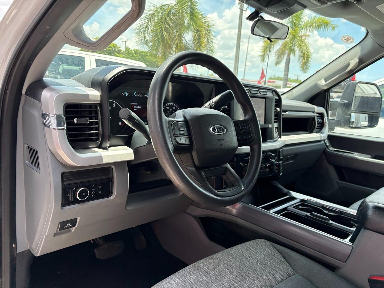 Ford F-250 SD XL Crew Cab 4WD 2024