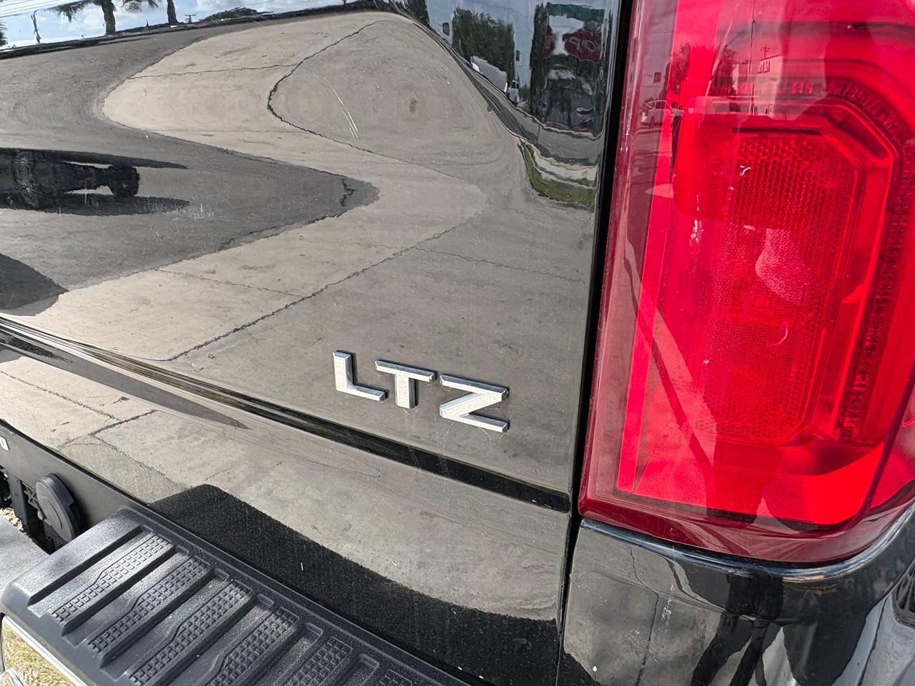 Chevrolet Silverado 1500 LTZ Crew Cab 4WD 2023