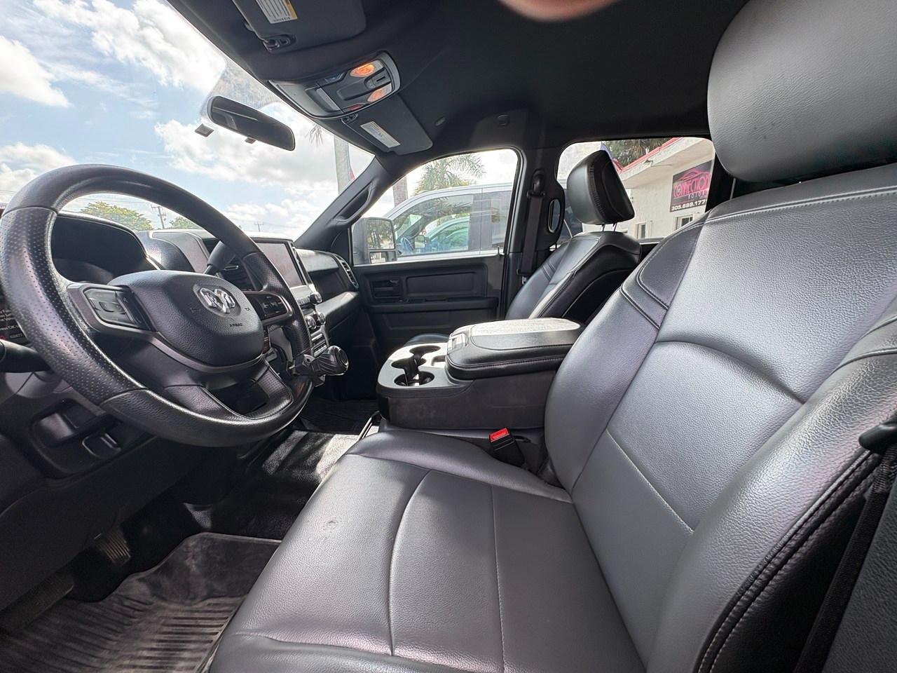RAM 3500 Tradesman Crew Cab 4WD DRW 2024