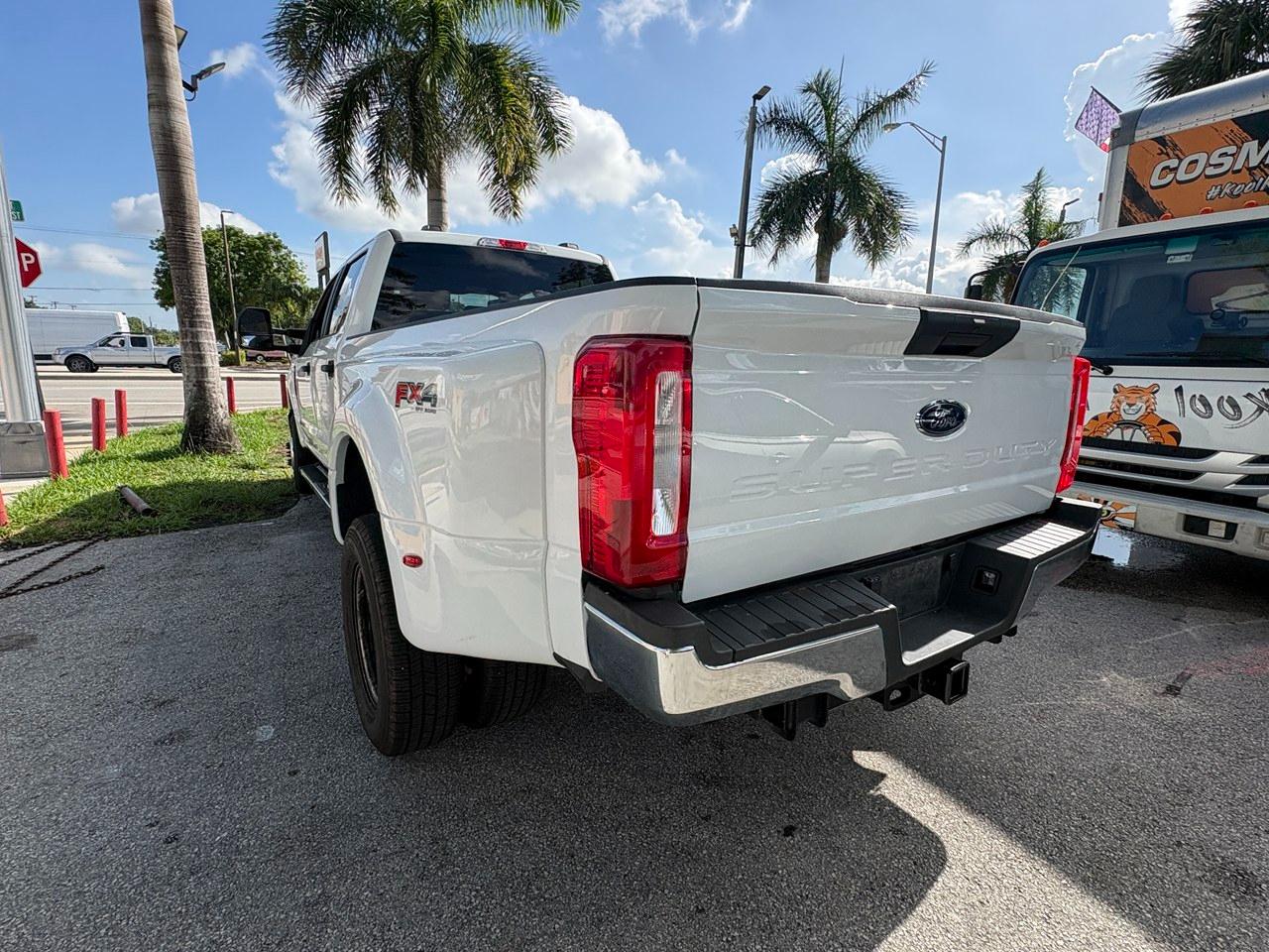 Ford F-350 SD King Ranch Crew Cab Long Bed DRW 4WD 2022