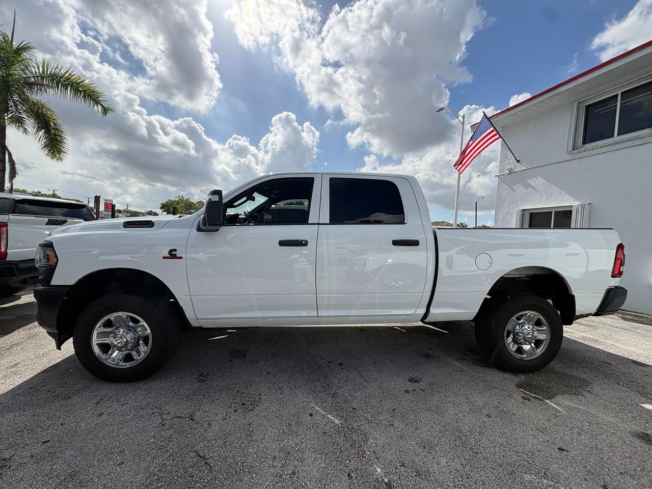 RAM 2500 Tradesman Crew Cab SWB 4WD 2023