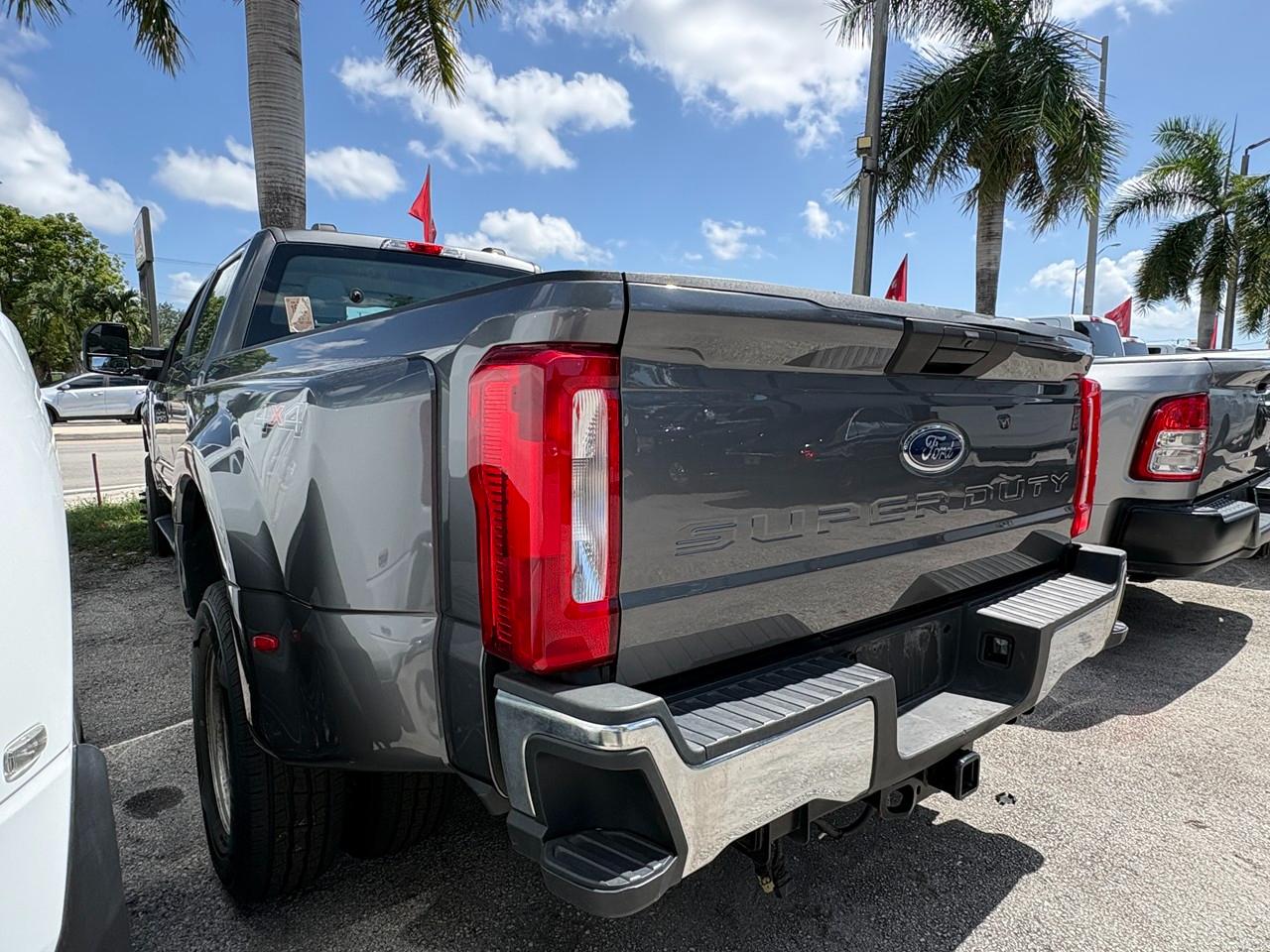 Ford F-350 SD King Ranch Crew Cab Long Bed DRW 4WD 2024