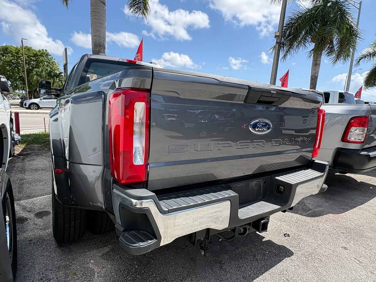 Ford F-350 SD King Ranch Crew Cab Long Bed DRW 4WD 2024