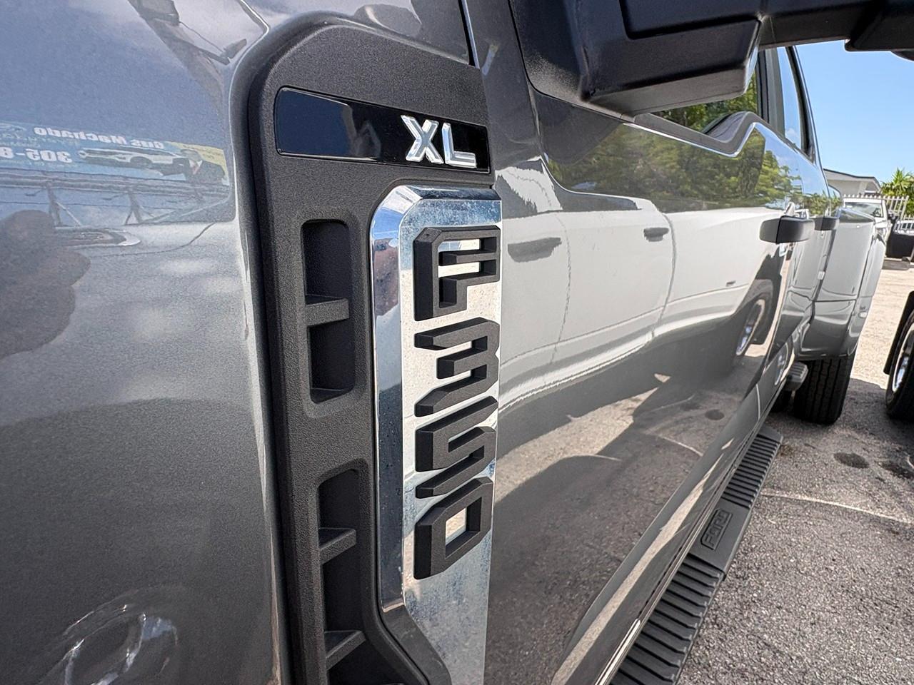 Ford F-350 SD King Ranch Crew Cab Long Bed DRW 4WD 2024