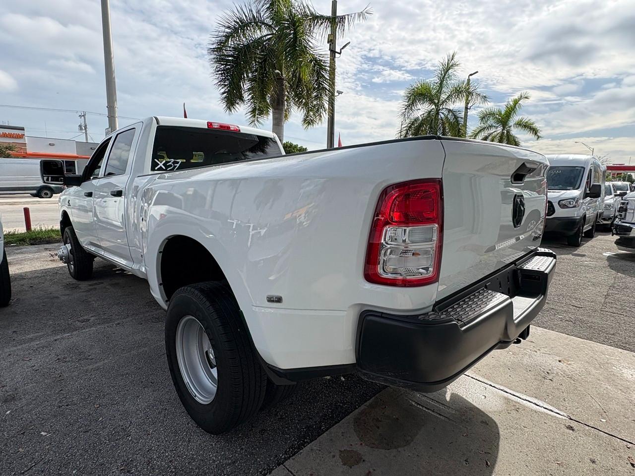 RAM 3500 Tradesman Crew Cab 4WD DRW 2024
