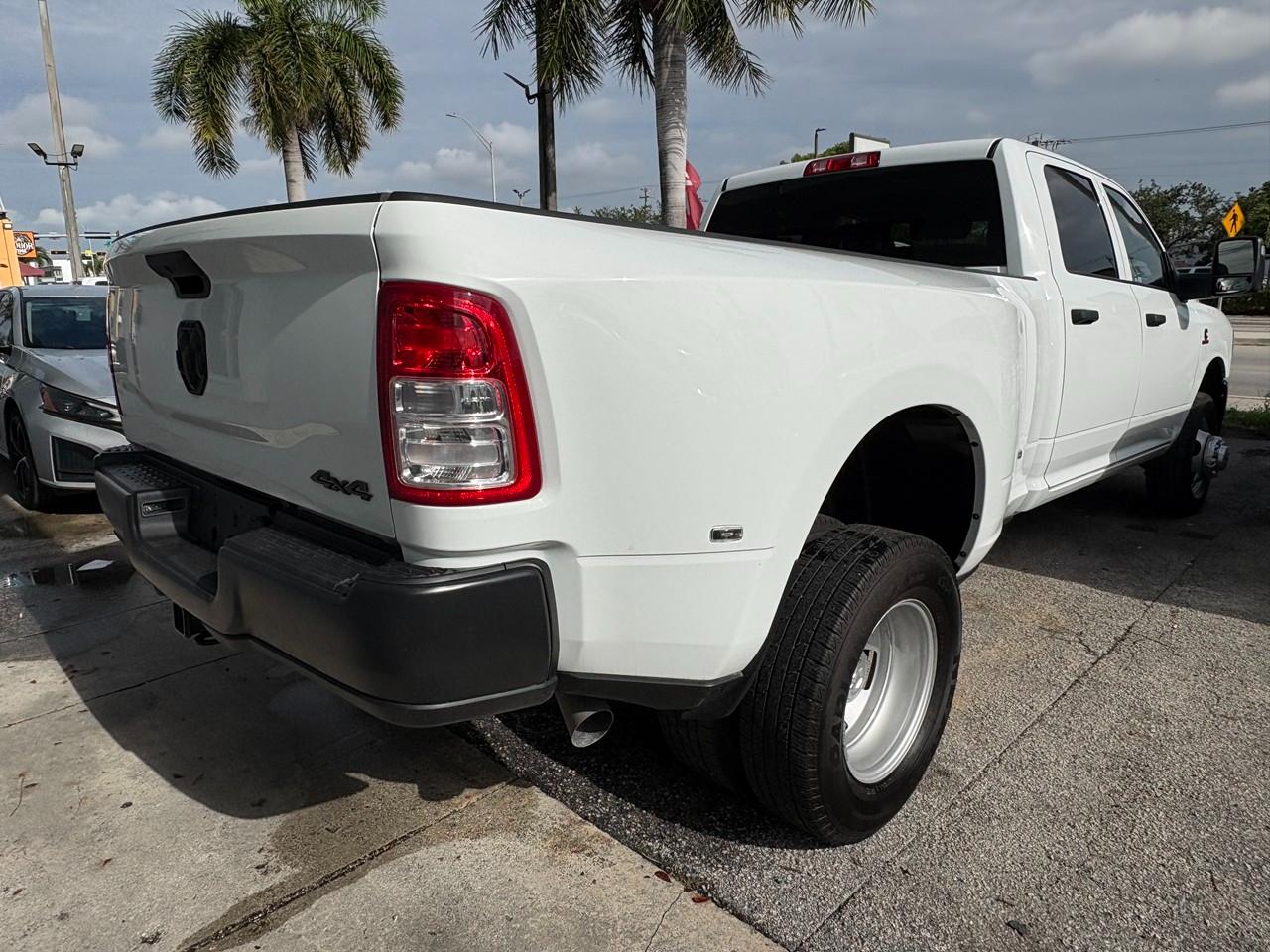 RAM 3500 Tradesman Crew Cab 4WD DRW 2024