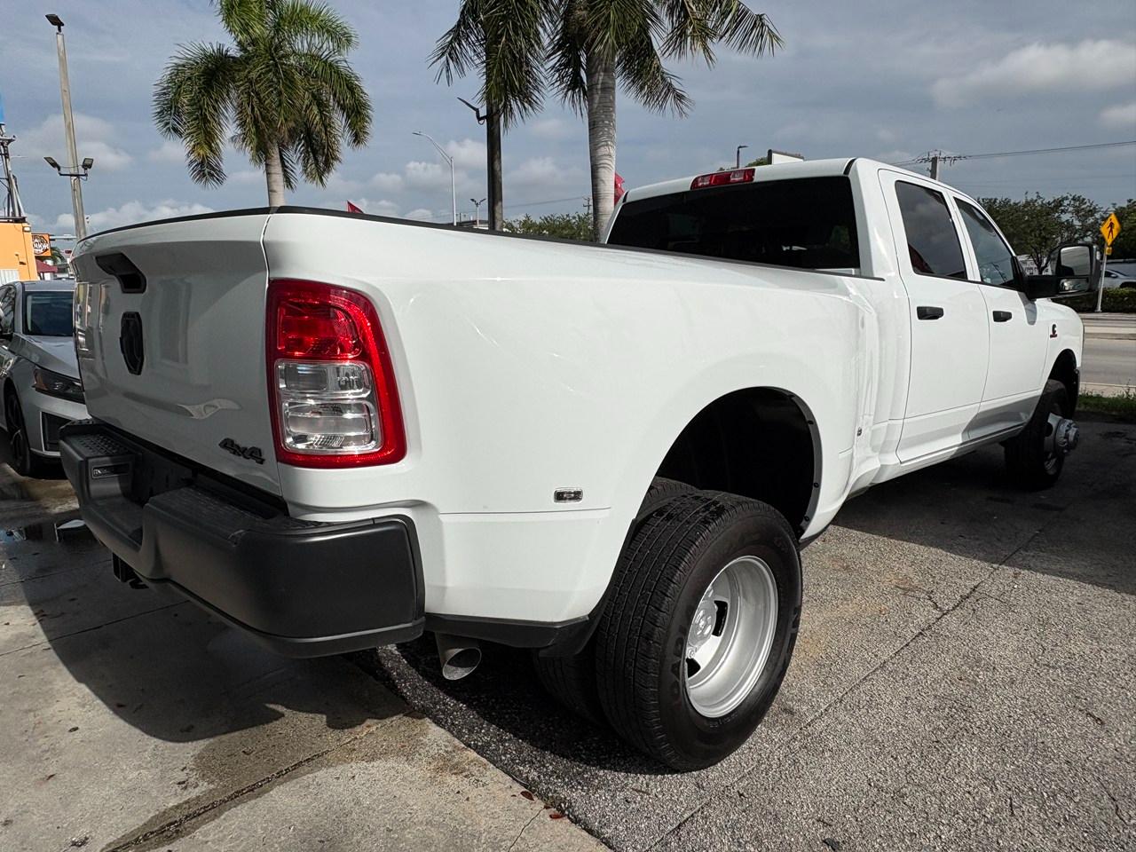 RAM 3500 Tradesman Crew Cab 4WD DRW 2024