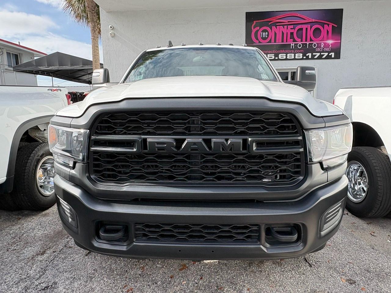 RAM 3500 Tradesman Crew Cab 4WD DRW 2024