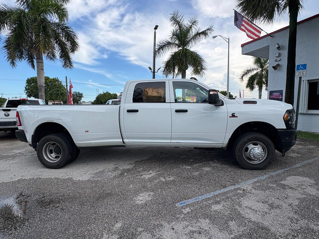 RAM 3500 Tradesman Crew Cab 4WD DRW 2024