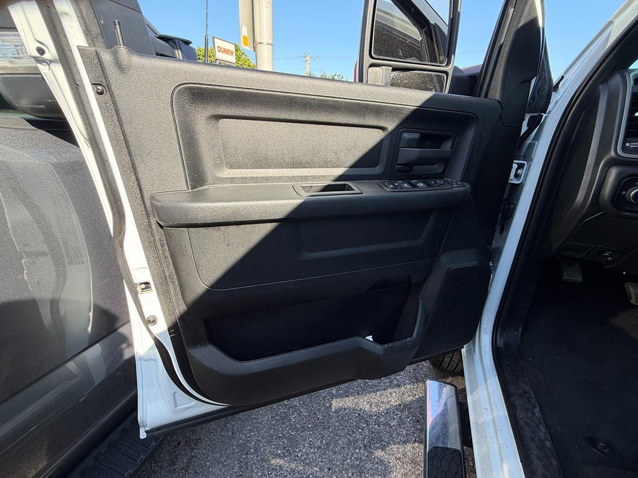 RAM 3500 Tradesman Crew Cab 4WD DRW 2024