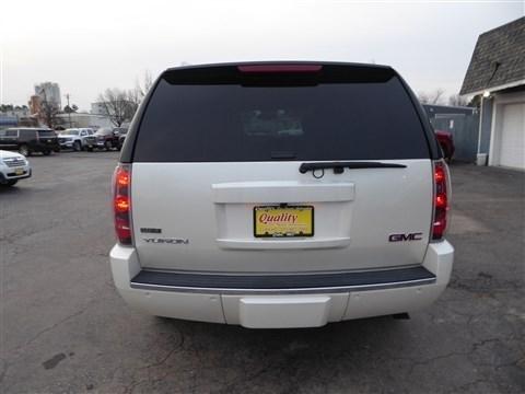 GMC Yukon AWD 4dr 1500 Denali 2011