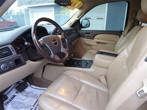 GMC Yukon AWD 4dr 1500 Denali 2011