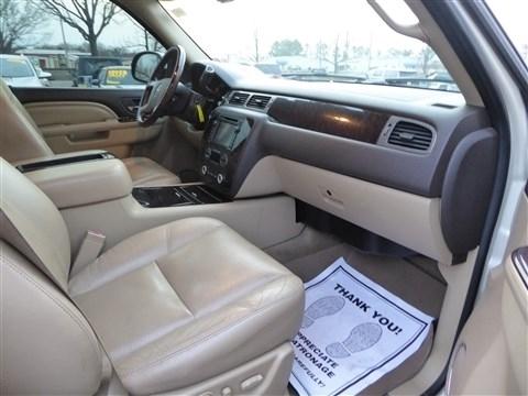 GMC Yukon AWD 4dr 1500 Denali 2011