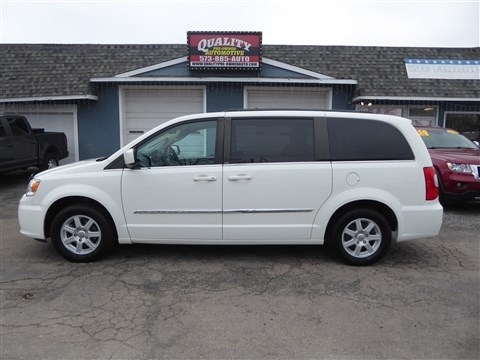 2012 Chrysler Town & Country Touring's photo