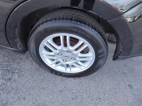 Ford Focus 4dr Sdn SE 2010