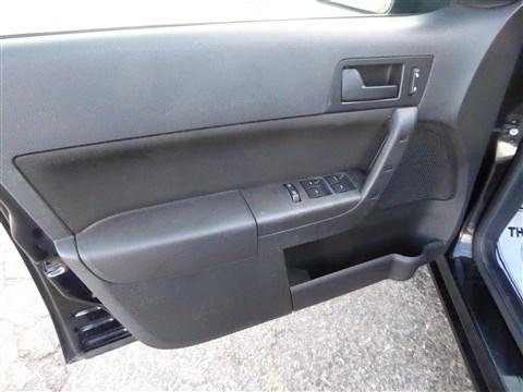 Ford Focus 4dr Sdn SE 2010