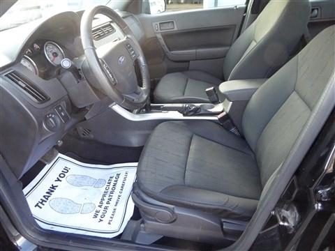 Ford Focus 4dr Sdn SE 2010