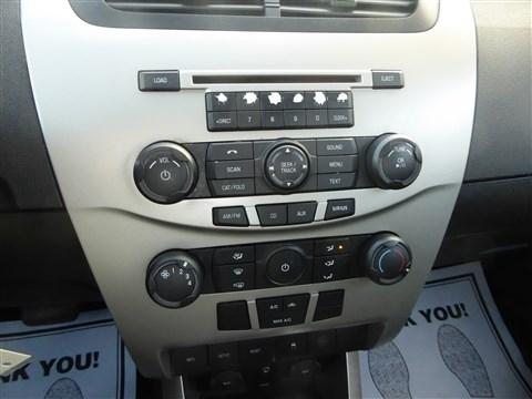 Ford Focus 4dr Sdn SE 2010