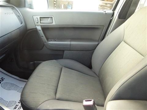 Ford Focus 4dr Sdn SE 2010