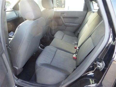 Ford Focus 4dr Sdn SE 2010