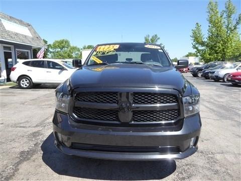 RAM 1500 Express 4x4 Crew Cab 5'7" Box 2017