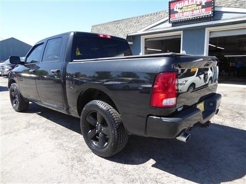 RAM 1500 Express 4x4 Crew Cab 5'7" Box 2017