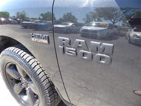 RAM 1500 Express 4x4 Crew Cab 5'7" Box 2017