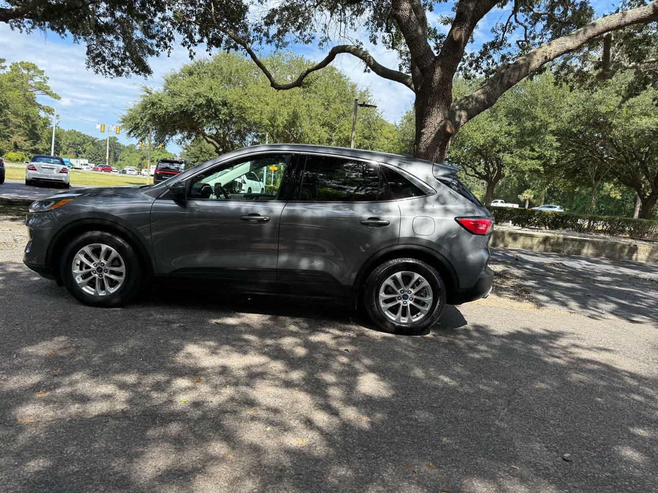 2021 Ford Escape SE photo 3